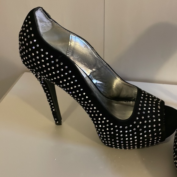 Shi studded heels size 8 1/2 - Picture 2 of 3